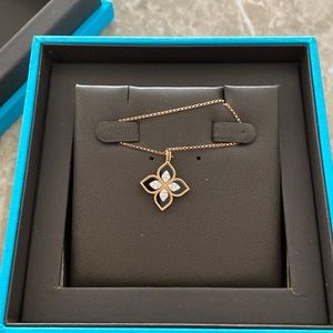 Selling my necklace never worn it’s brand new still in box